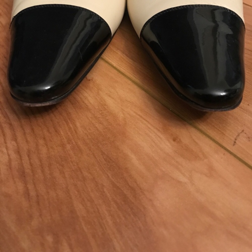 Ferragamo Nude/Black Heels - Picture 3 of 4